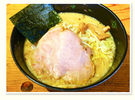 中華鍋でスープを作る札幌風の味噌ラーメン