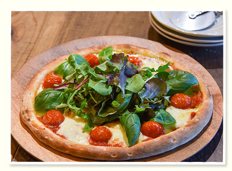 カフェタイムの人気メニューは深谷産野菜たっぷりの石窯焼きピザ